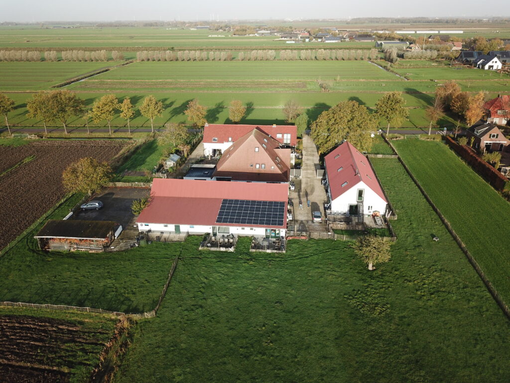 Luchtfoto van Boerderij de Zalm tussen de weilanden bij Schalkwijk