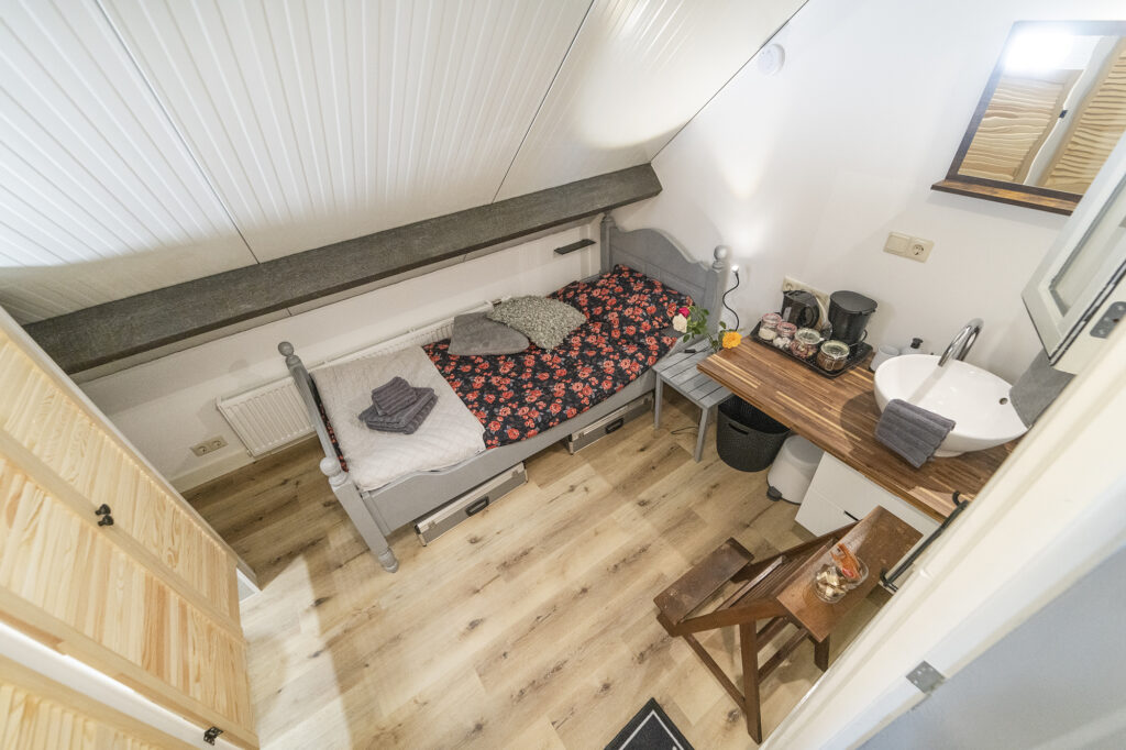 Loft met zithoek, houten vloer en schuin plafond