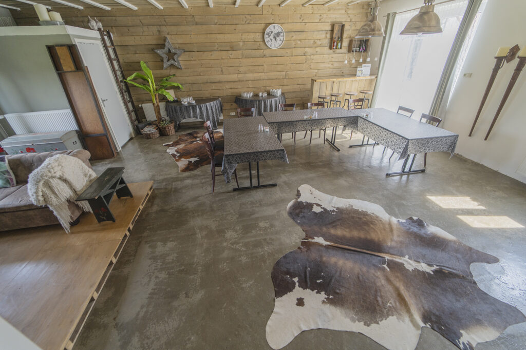 Graanloft met zithoek, lange tafel en houten wanden