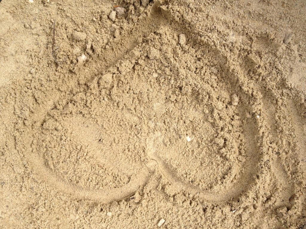 Hartje getekend in het zand