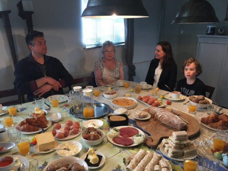 Groep aan een rijk gedekte lunchtafel in de boerderij