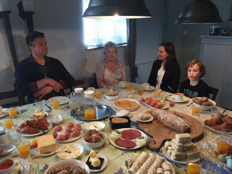 Groep aan een rijk gedekte lunchtafel in de boerderij