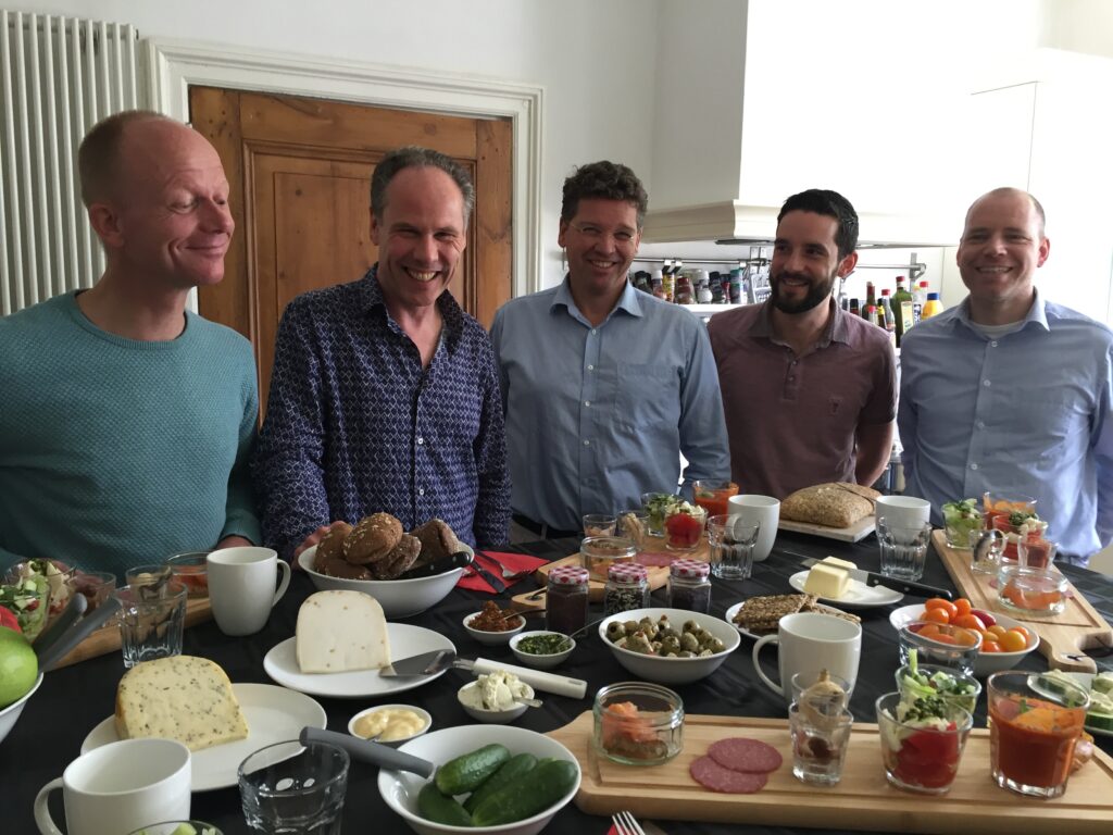 Team aan tafel bij een uitgebreide lunch op Boerderij de Zalm