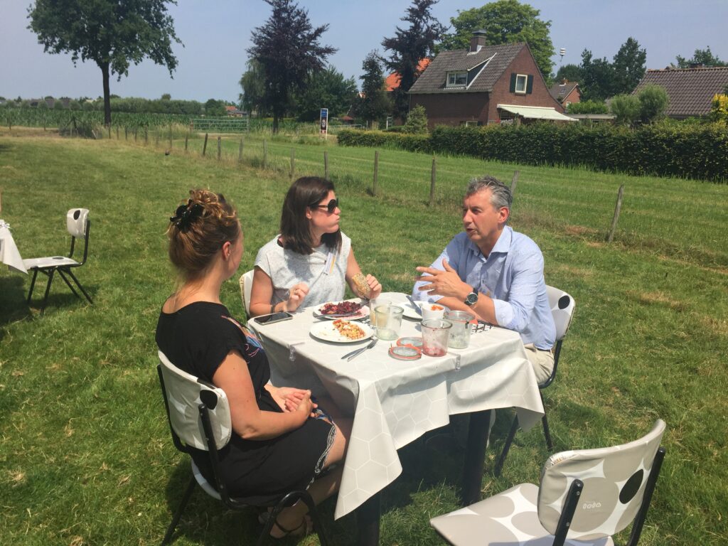 Lunch aan een gedekte tafel midden in het weiland