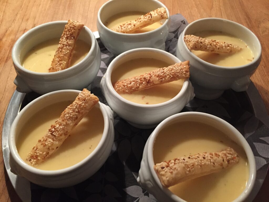 Kopjes soep met een soepstengel, klaar om te serveren