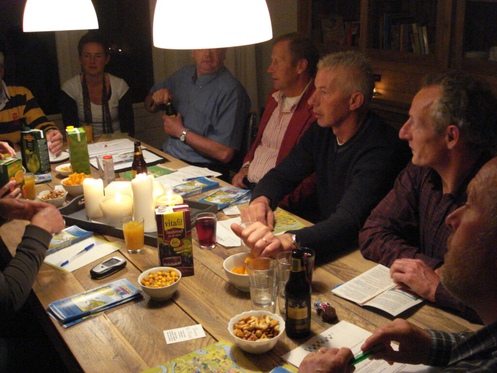 Groep aan tafel tijdens een diner bij kaarslicht