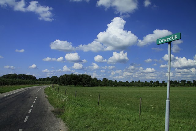 Landweggetje met straatnaambord tussen de weilanden bij Schalkwijk
