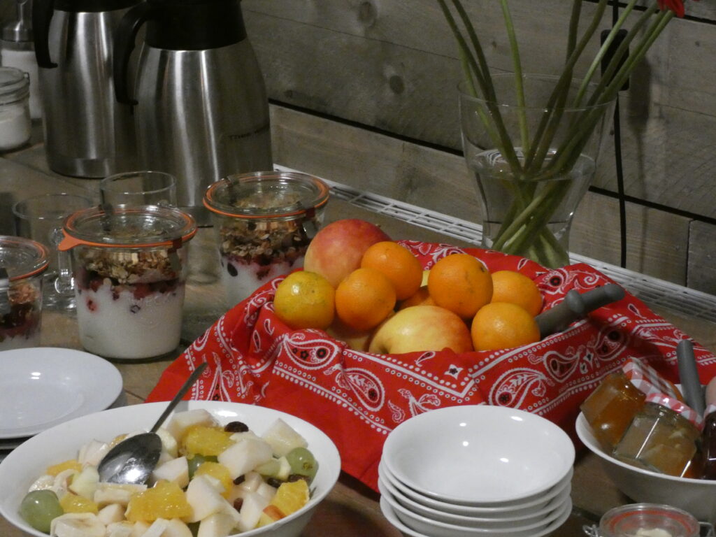Ontbijt met fruit, yoghurt en een rood-wit doekje