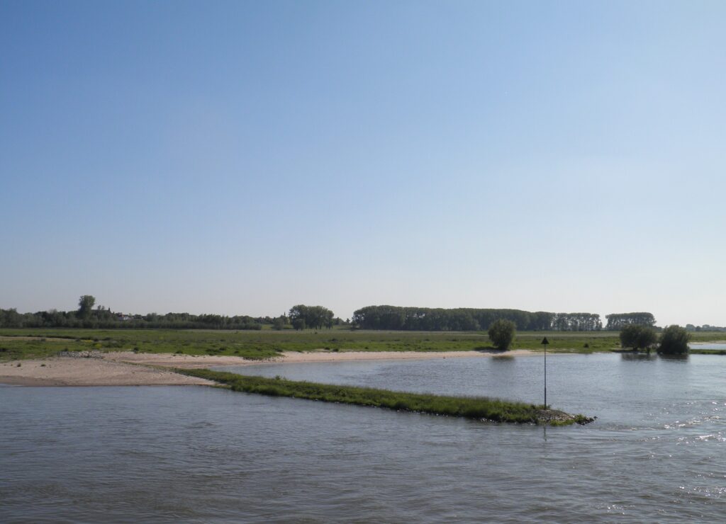 De Lek met uiterwaarden onder een blauwe lucht